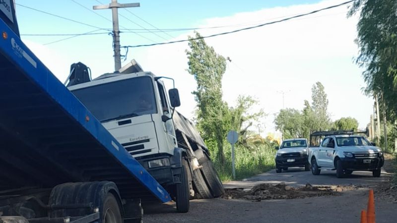 Un camión quedó hundido en plena calle