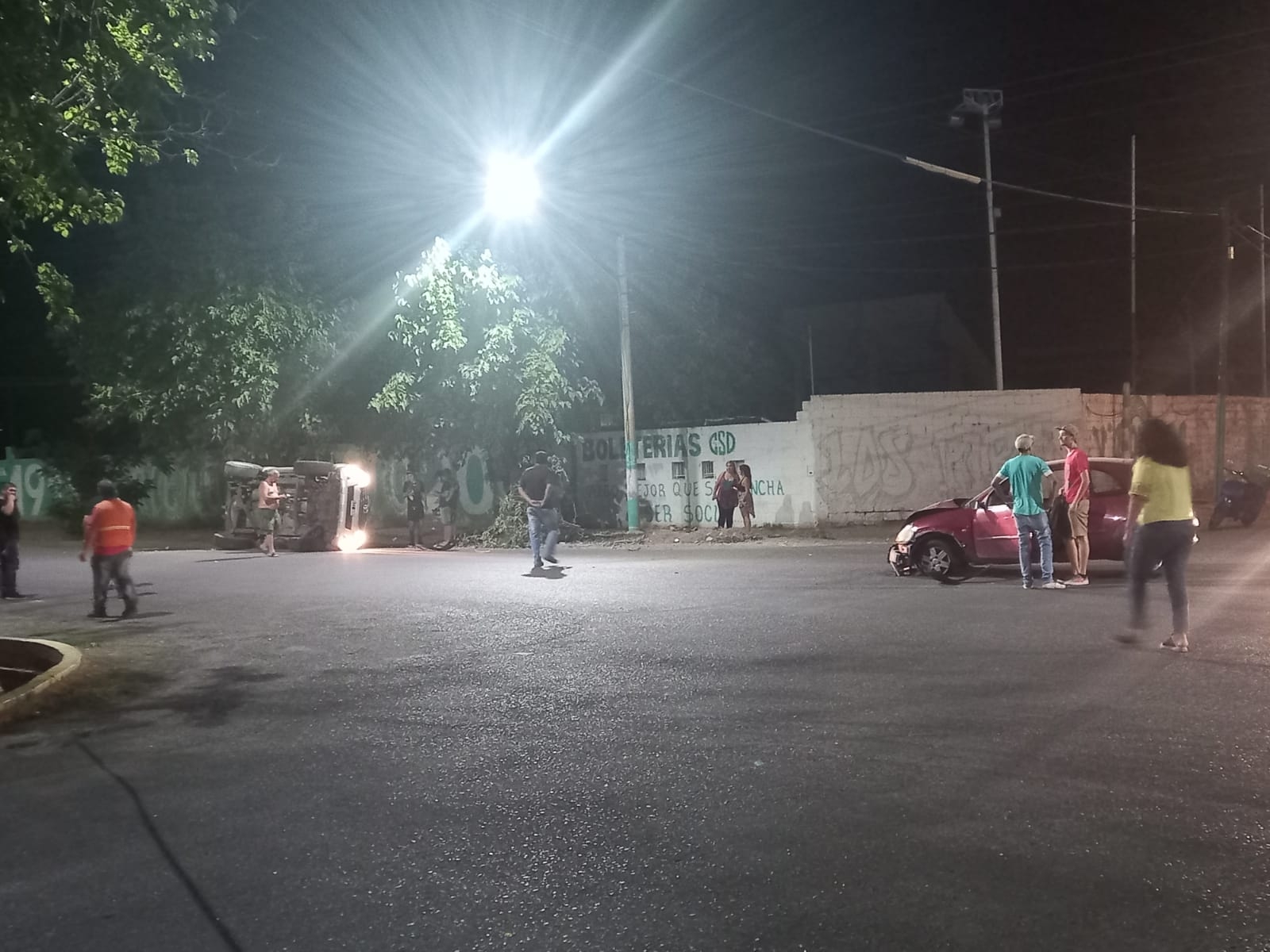 Choque y vuelco en Desamparados