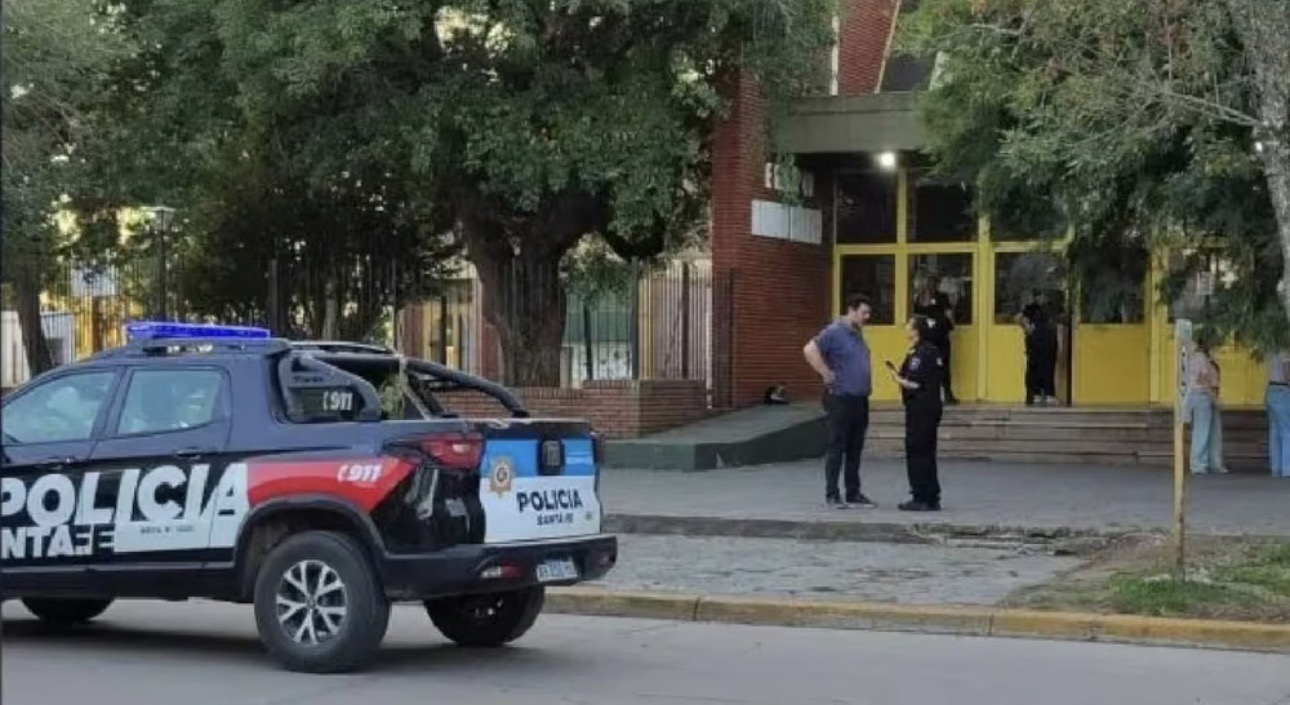 Un alumno apareció en fotos con un arma en la escuela de Santa Fe donde asesinaron a otro estudiante