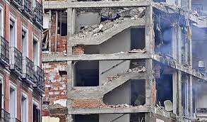 Operarios desaparecidos y 17 personas heridas por una explosión en un edificio