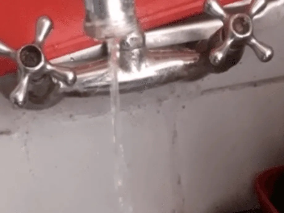 En Capital se bañan a baldazos de agua por falta de suministro