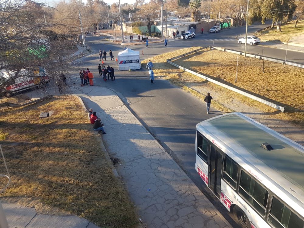 Un colectivo se llevó por delante a una moto y el conductor perdió la vida