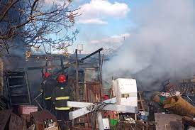 Por un incendio en Rawson una familia perdió todo