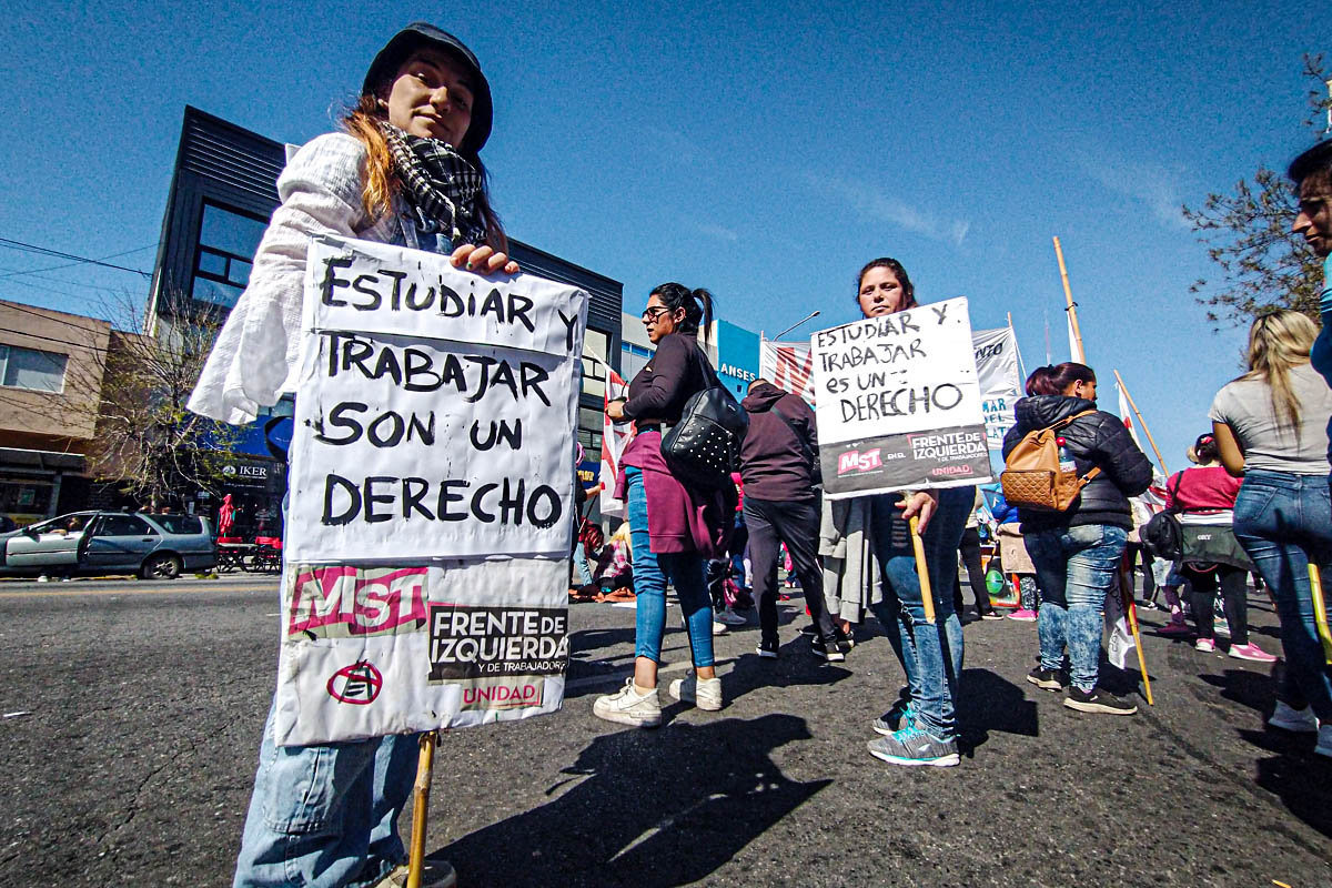 Marcha de agrupaciones sociales en contra del ajuste