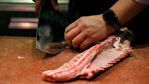 Lo engancharon llevandose carne de su trabajo