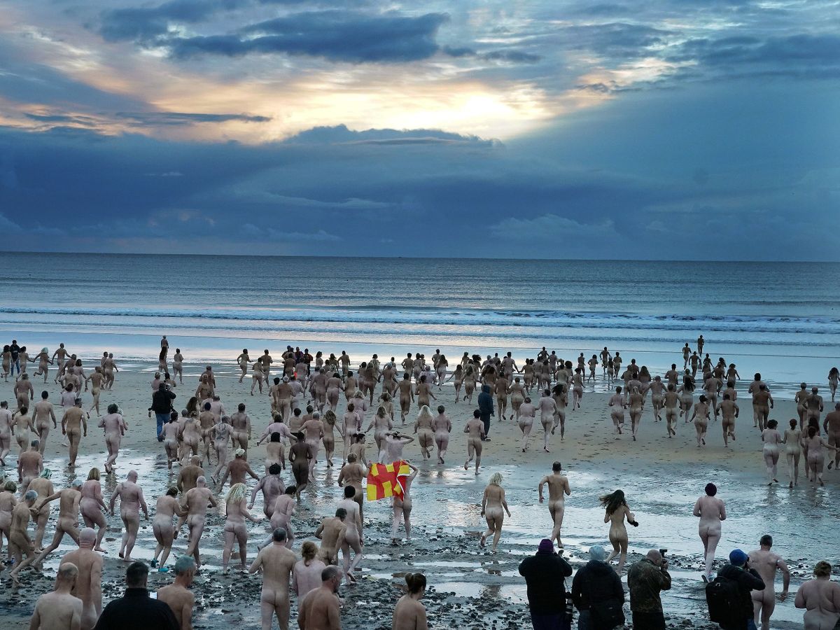 Por el equinoccio, cientos de personas nadaron desnudas en el mar