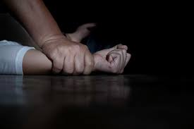 Contó que el amigo de su novio la violó pero existen dudas