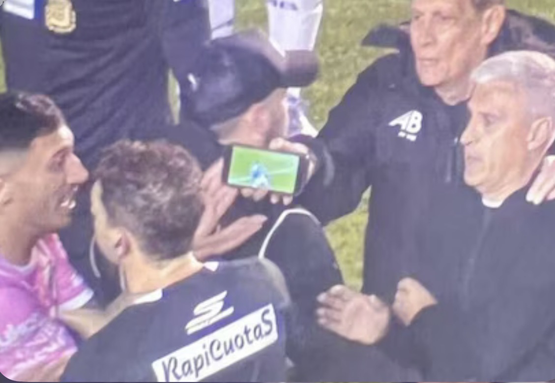 Escándalo en el fútbol argentino: cobró un penal que no fue, le mostraron un celular y cambió su decisión