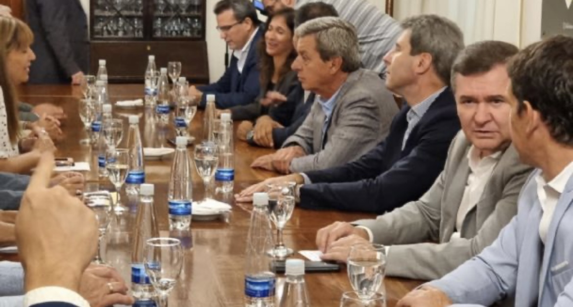 Uñac reunió a todo su gabinete y una vez más pidió austeridad en los gastos