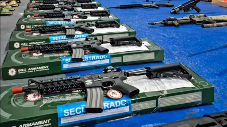 Detuvieron a diez personas por contrabandear réplicas de armas de guerra