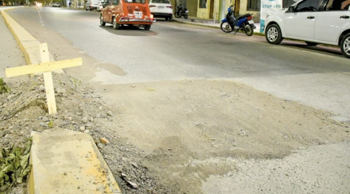 Se cansaron de reclamaran para que arreglaran un banche y lo señalizaron de una manera particular 