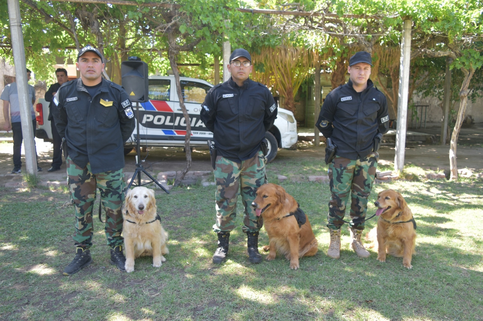 Con mucha emoción, homenajearon a tres perros que se retiran de la policÃa