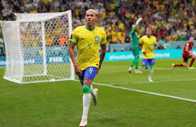 De la mano de Richarlison Brasil venció a Serbia