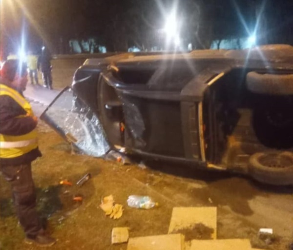 Volcó manejando borracho tras impactar con un auto estacionado