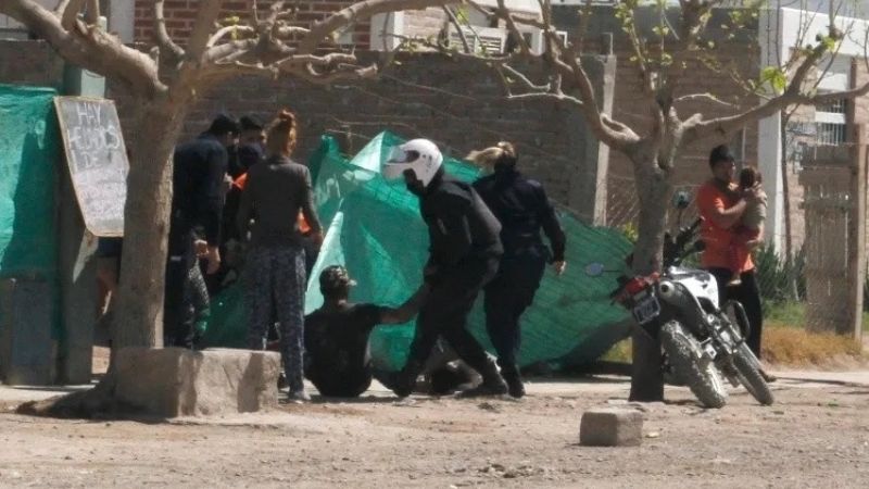 Quieren enjuiciar a tres policías que le dieron una golpiza a un comerciante