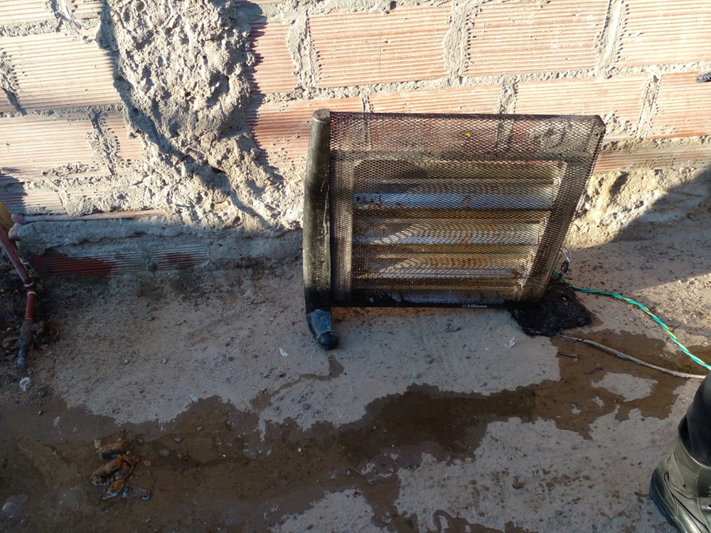 Tenía encendida la estufa a leña y se le quemó parte de la casa