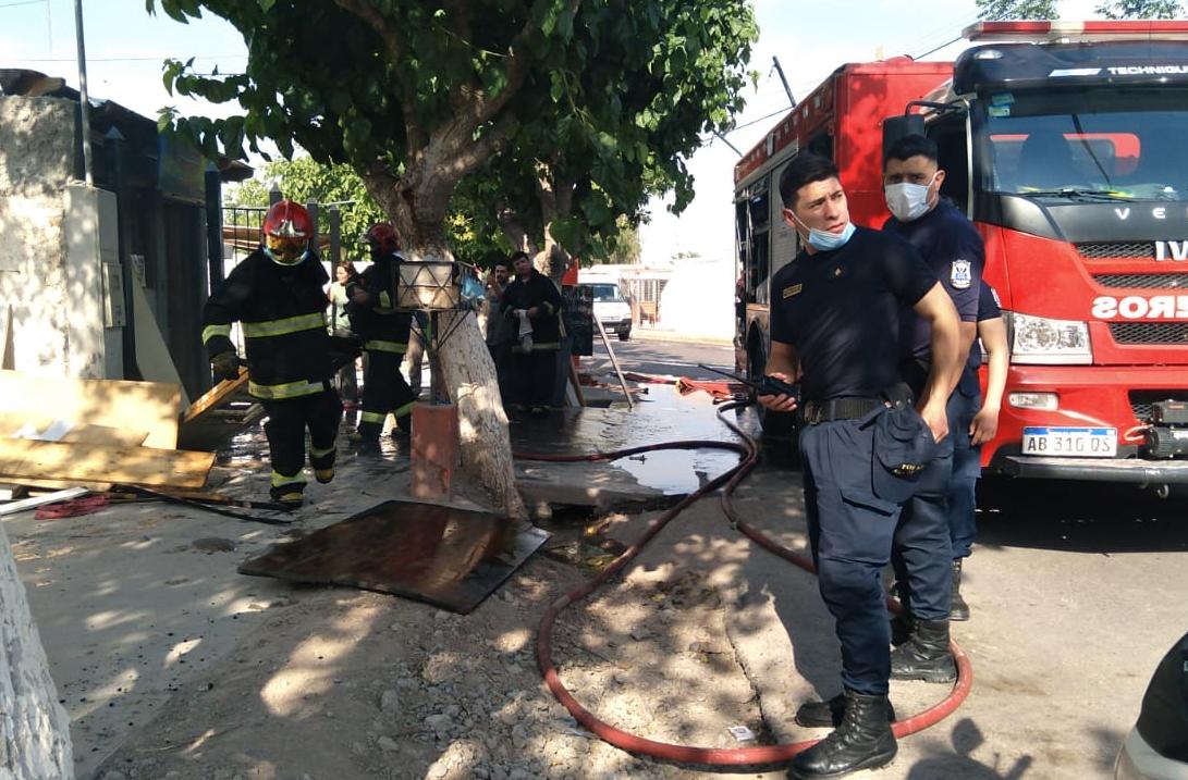 Se quemó por completo una carpintería y dos casas mas por el calor