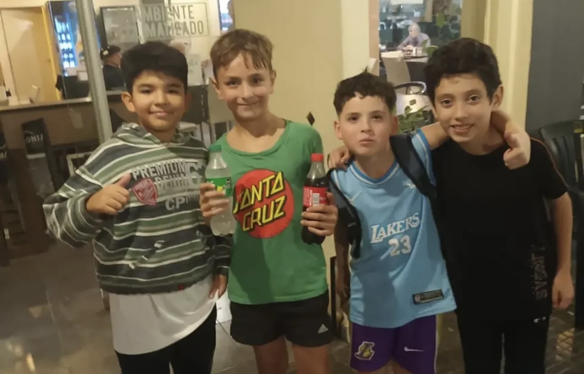 Cuatro nenes devolvieron $50.000 que encontraron en la calle: buscaron a los dueños por toda la ciudad