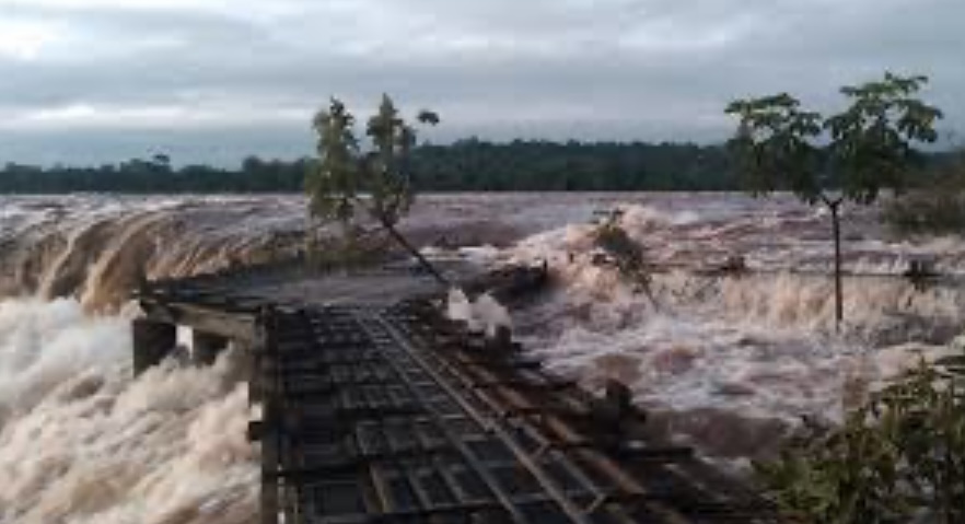 Siguen cerradas las cataratas por la crecida del río Iguazú y hoy habrá una reunión para evaluar daños
