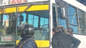 Nuevamente apedrearon un colectivo de la Red Tulúm