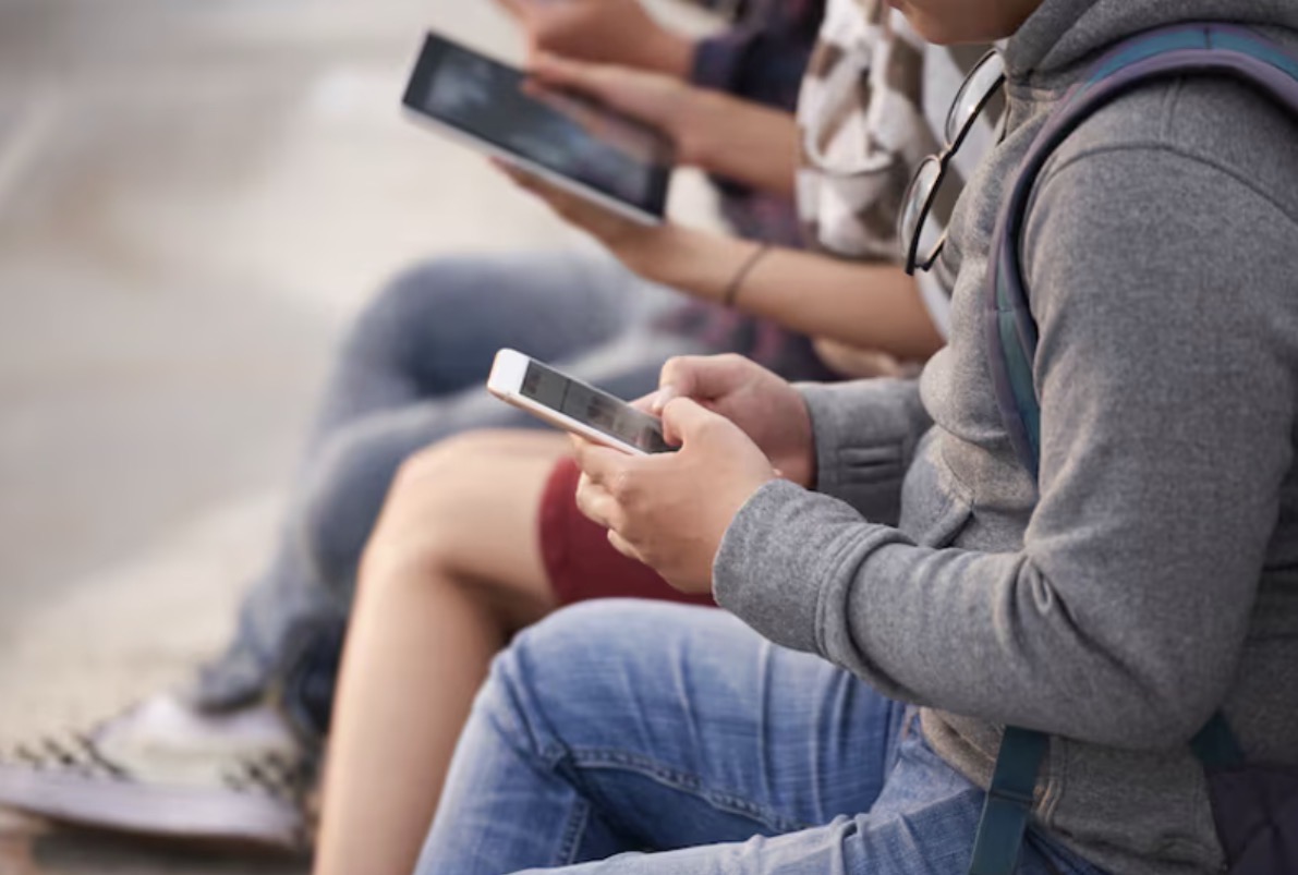Europa tomó una drástica decisión sobre las redes sociales y los menores
