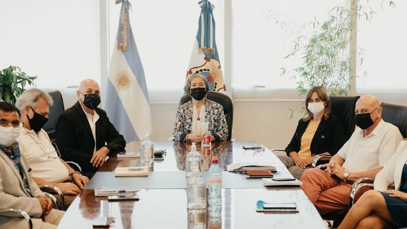 Educación y gremios revisan puntos de los cargos docentes