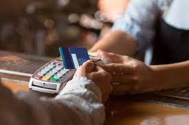 Aumentó el reintegro por compras con tarjeta de débito: cuál es el nuevo tope, quiénes lo cobran y para qué productos se puede usar