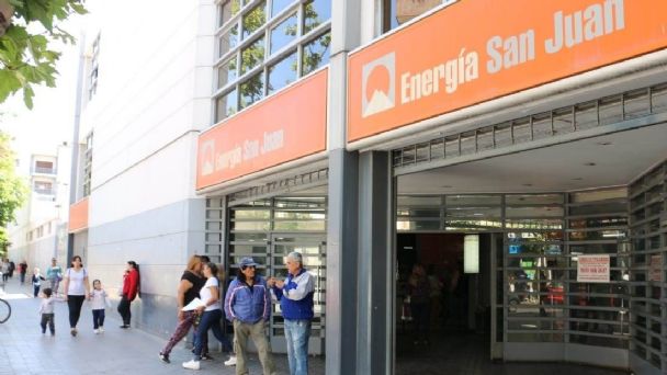 Enojo de los usuarios con la reglamentación de usar barbijo en Energía San Juan