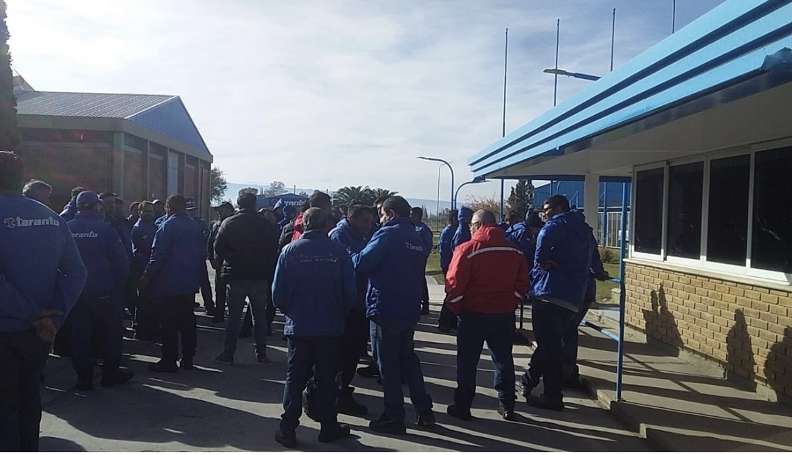 Trabajadores de reconocida empresa sanjuanina reclamaron por mejoras salariales y despidos