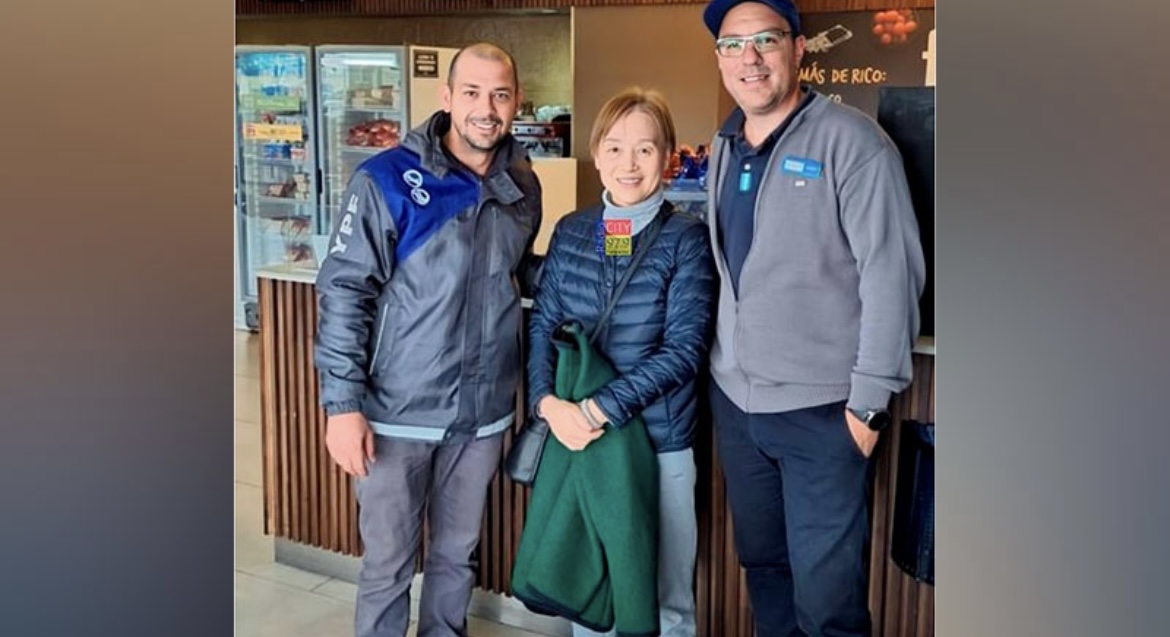 Encontraron una campera con dólares y contactaron a la dueña para devolvérsela