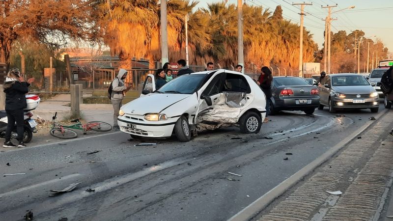 Fuerte choque entre dos autos frente a la Universidad Católica