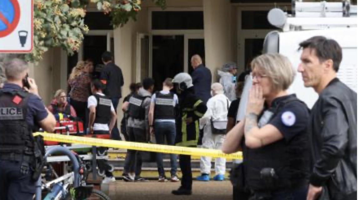 Un hombre entró a una escuela en Francia, mató a un docente con un cuchillo y gritó "Alá es grande"