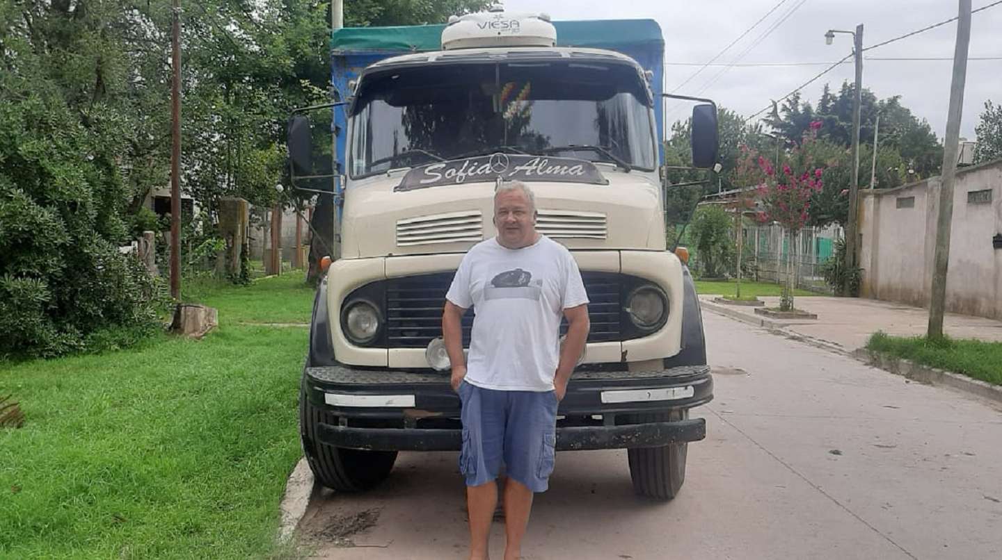 Un camionero hace mudanzas para estudiantes y no les cobra con la promesa de un café
