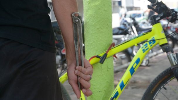 Entraron a un consorcio y se llevaron bicicletas y $100 mil 