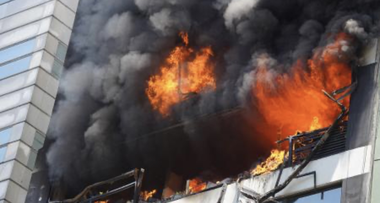 Incendio al lado de la Secretaría de Trabajo: una persona muerta y 42 asistidos