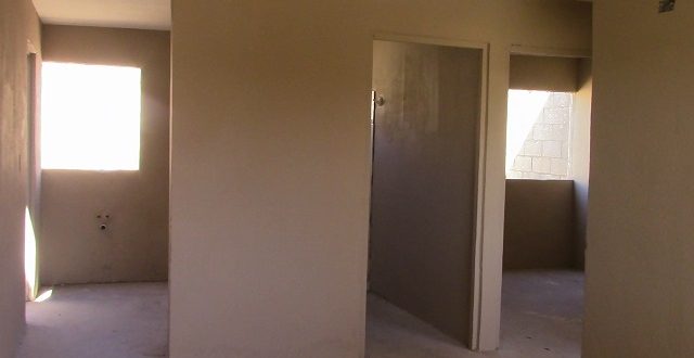 Vecinos de 9 de Julio: les entregaron viviendas sin puertas ni ventanas