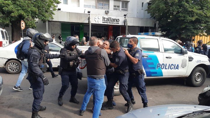 Otro escándalo del "Pata" Medina: Lo detuvieron por golpear policÃas