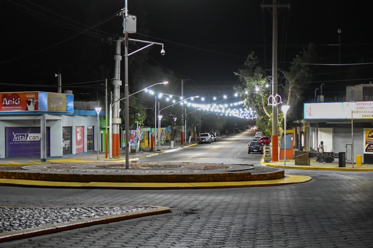 Los accesos de Chimbas, con adornos temáticos por la Navidad