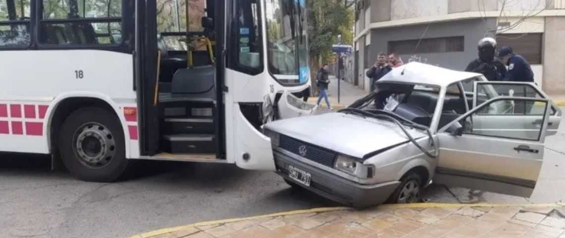 Un colectivo arrolló a un auto en pleno centro y los ocupantes quedaron atrapados