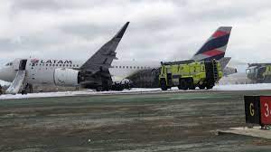 Impactante choque entre un avión de Latam y un camión de bomberos deja dos muertos