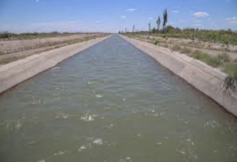 Dos delincuentes quisieron escapar de la Policía tirándose a un canal pero fueron atrapados 