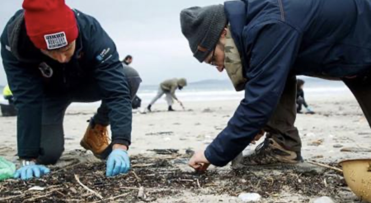 Una invasión de bolitas plásticas sacude a la costa europea y preocupa a especialistas