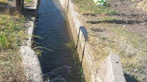 Lo chocaron y lo dejaron abandonado en un canal pero su familia lo encontró