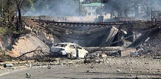 Un camión de gas se enganchó en un puente en Sudáfrica e hizo volar medio barrio: 10 muertos