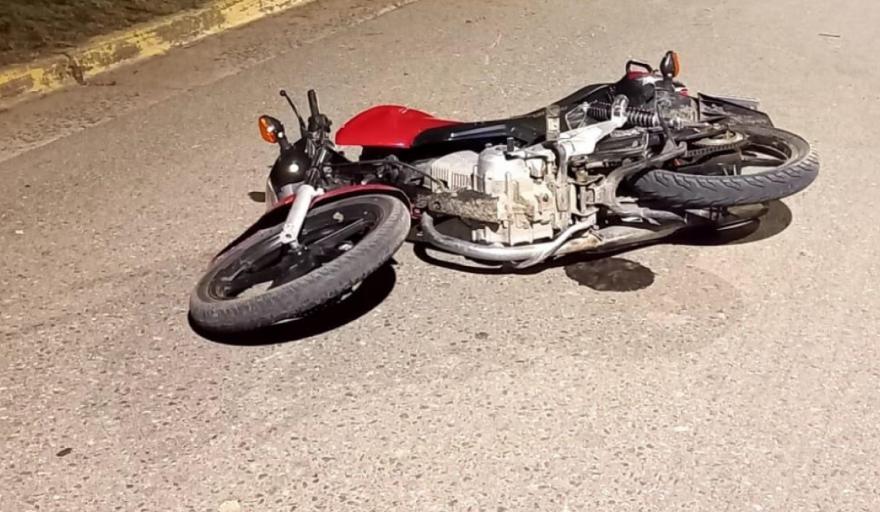 Un motociclista quedó grave tras caer de su moto 