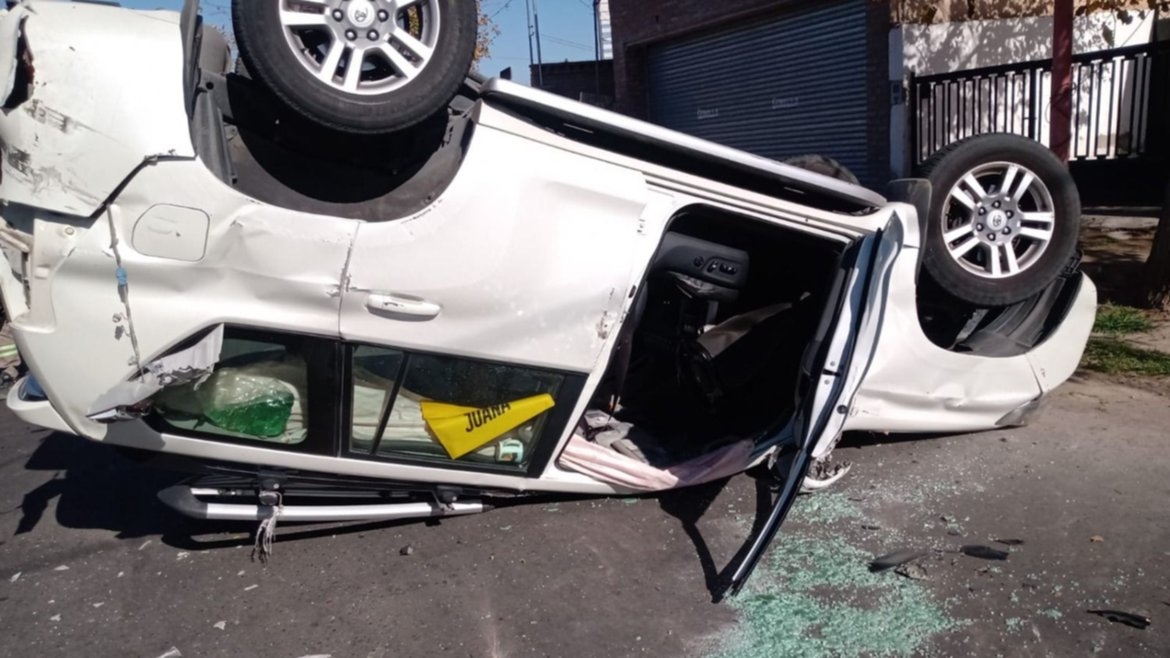 ¡Terrible! Triple choque en Concepción con un auto volcado y gente ilesa
