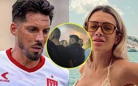La foto de Cami Homs y José Sosa a puro chape en un bar de Buenos Aires
