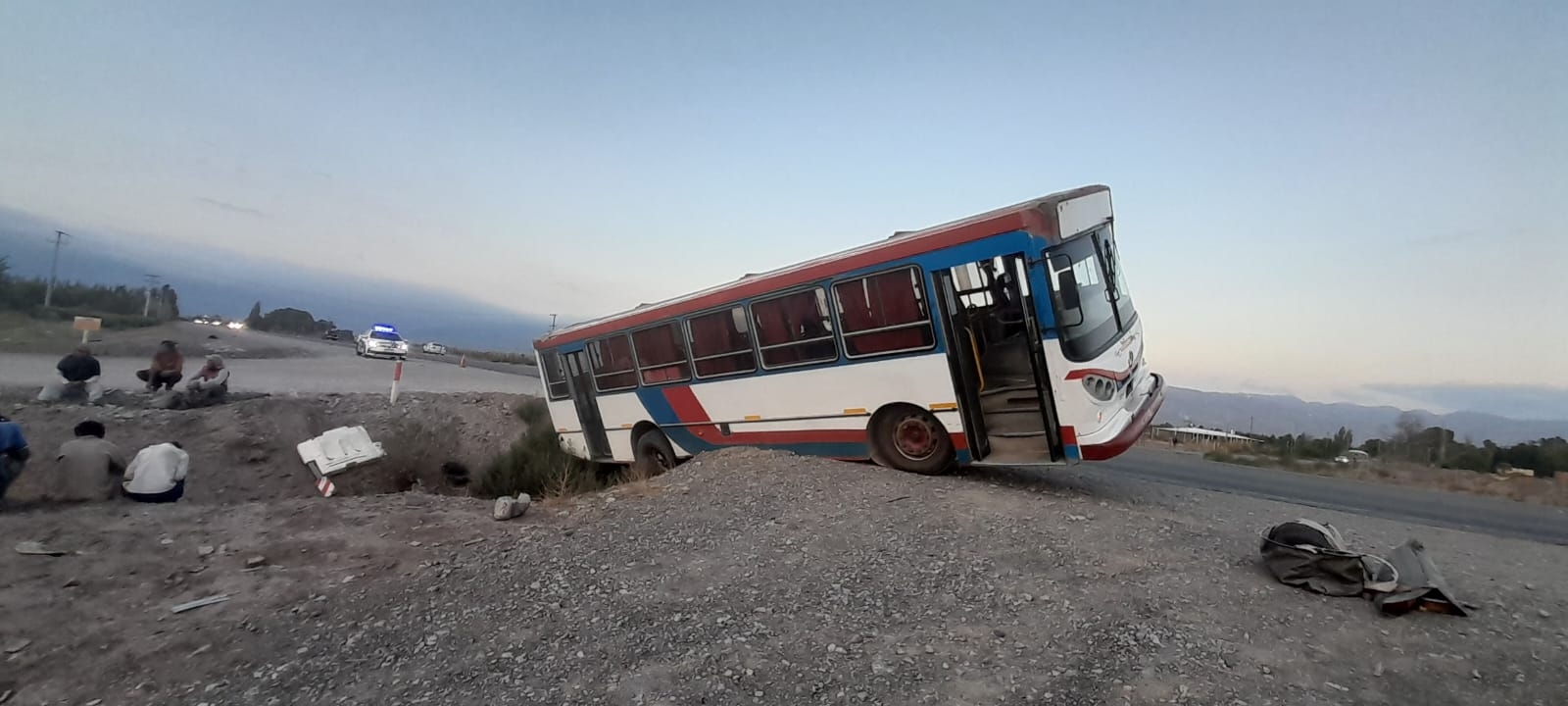 Un colectivo quedó atrapado en un desagüe