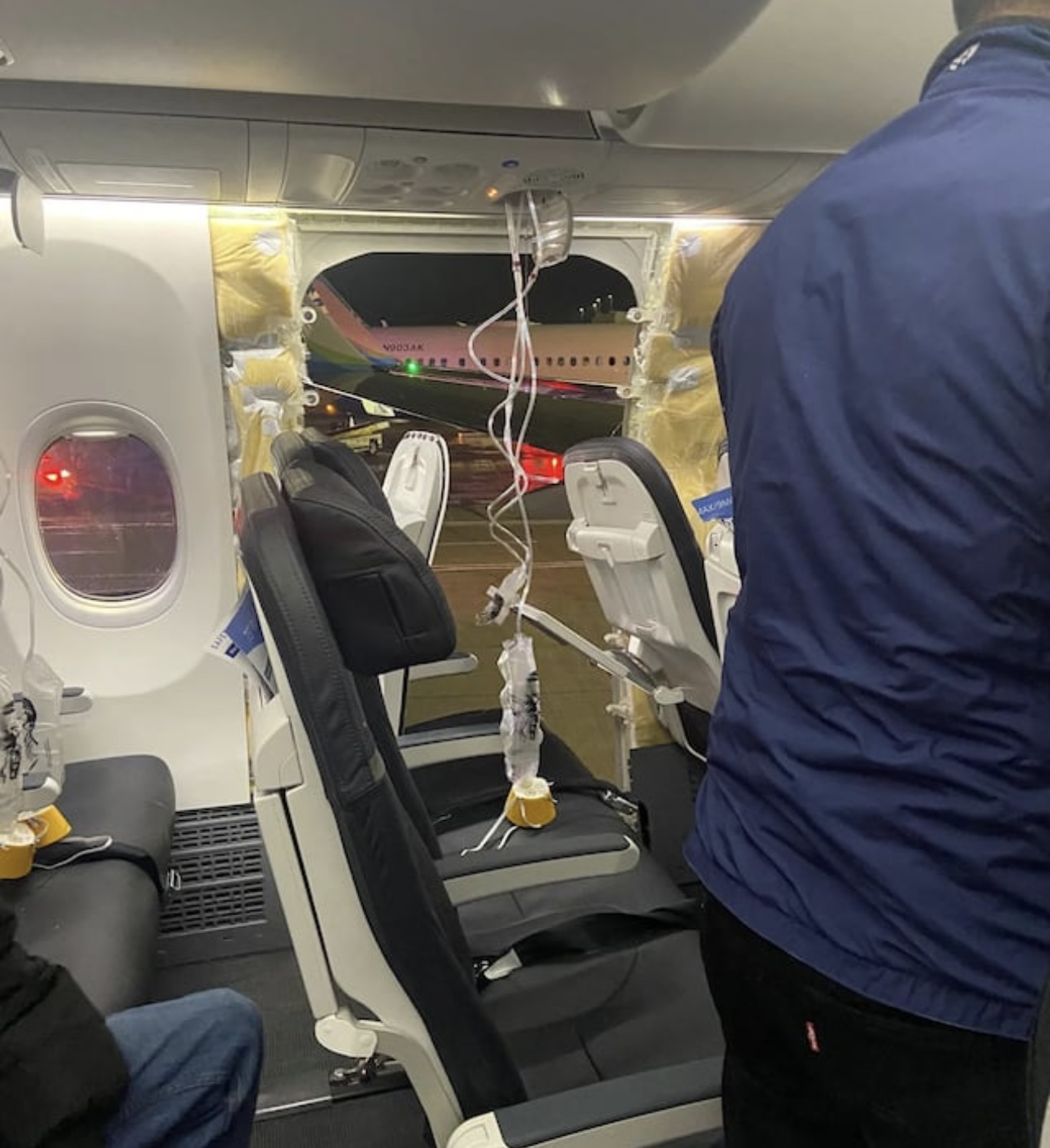 Un Boeing 737-9 de Alaska Airlines perdió una ventana en pleno vuelo