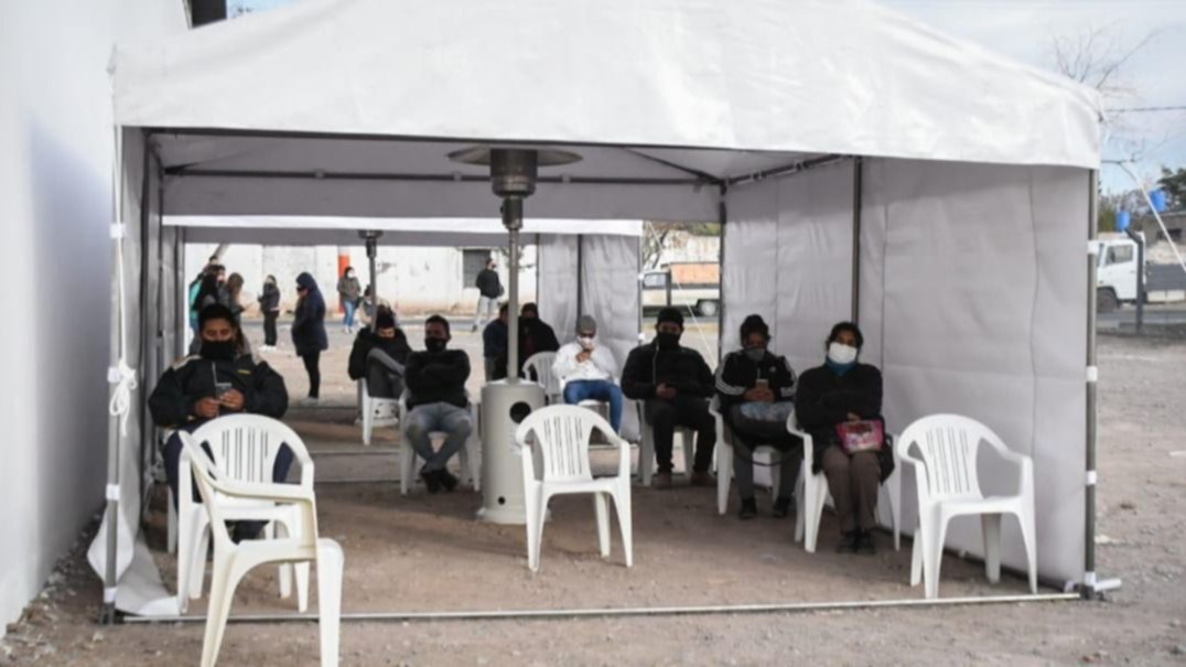Carpas calefaccionadas y más de 100 sillas para hisoparse en Chimbas